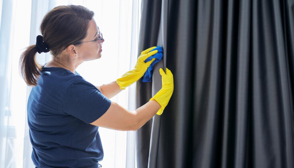 limpeza-da-casa-mulher-de-luvas-com-cortinas-de-limpeza-de-pano-trabalho-domestico-limpeza-casa-conceito-de-limpeza