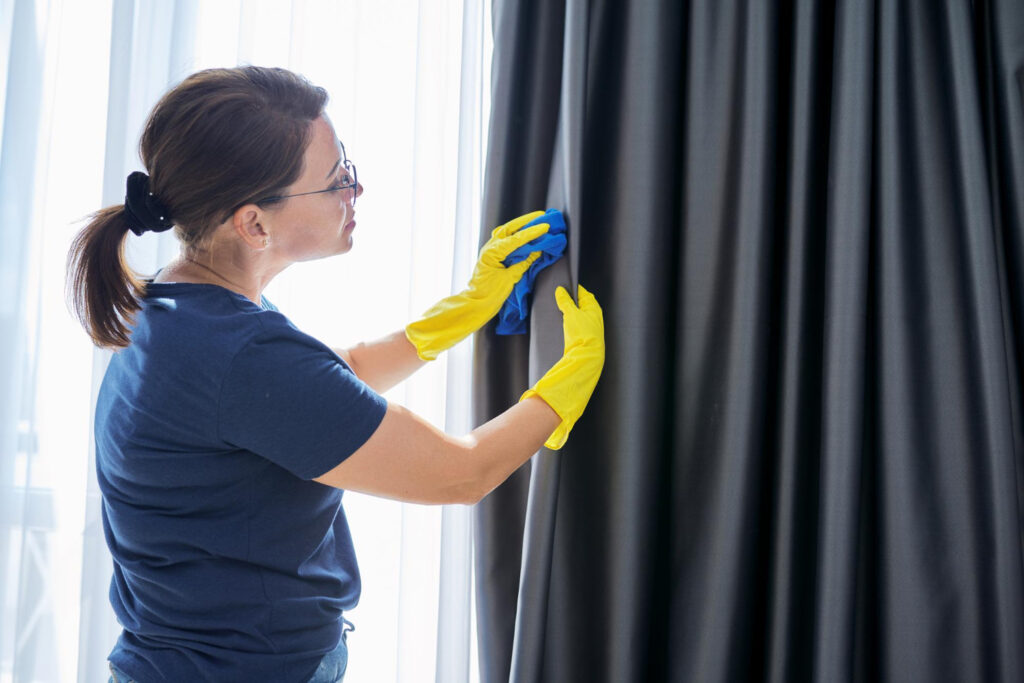Como lavar e manter suas cortinas e persianas impecáveis